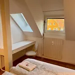 Quiet Attic-apartment Center Lägenhet