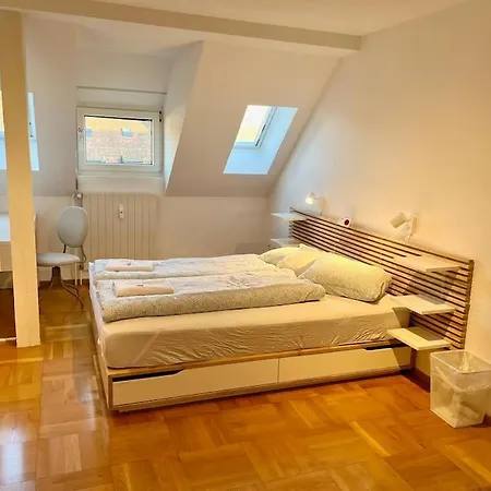 דירה Quiet Attic-apartment Center