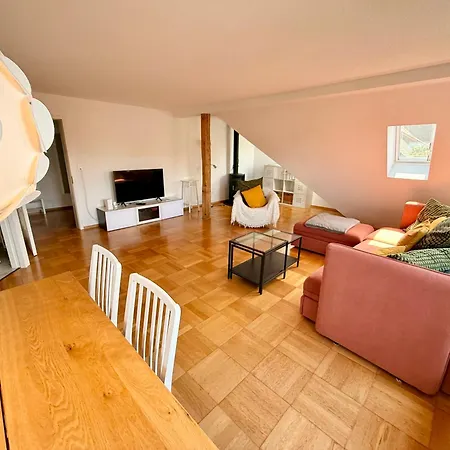 Quiet Attic-apartment Center Lägenhet *