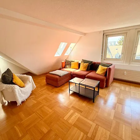 Quiet Attic-apartment Center Lägenhet