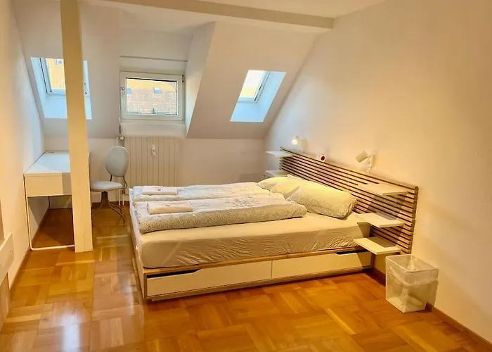 דירה Quiet Attic-apartment Center